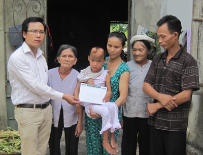 Quà bạn đọc đến với cháu Lan Anh  - 1