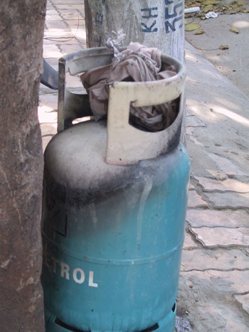 Nổ bình gas, 2 người bị bỏng nặng  - 1