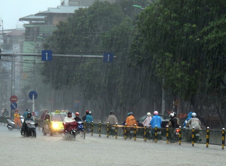 Hình ảnh Hà Nội “quay cuồng” trong cảnh ngập - 1 Hình ảnh Hà Nội “quay cuồng” trong cảnh ngập - 1