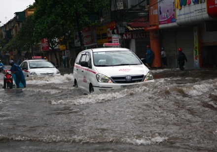 Hình ảnh Hà Nội “quay cuồng” trong cảnh ngập - 17 Hình ảnh Hà Nội “quay cuồng” trong cảnh ngập - 17
