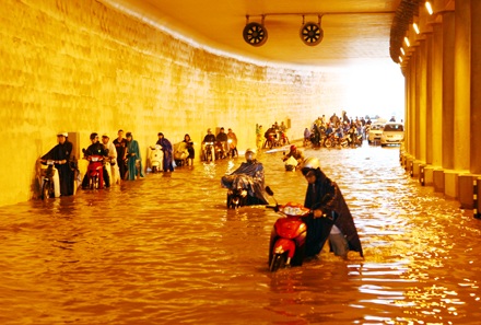 Hình ảnh Hà Nội “quay cuồng” trong cảnh ngập - 13 Hình ảnh Hà Nội “quay cuồng” trong cảnh ngập - 13