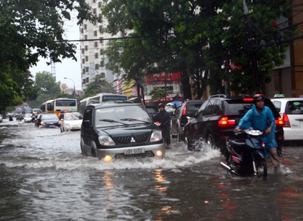 Giao thông Hà Nội tê liệt nhiều giờ sau mưa - 3 Giao thông Hà Nội tê liệt nhiều giờ sau mưa - 3
