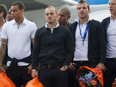 Nỗi buồn của ĐT Hà Lan khi trở về nước - 4 Nỗi buồn của ĐT Hà Lan khi trở về nước - 4