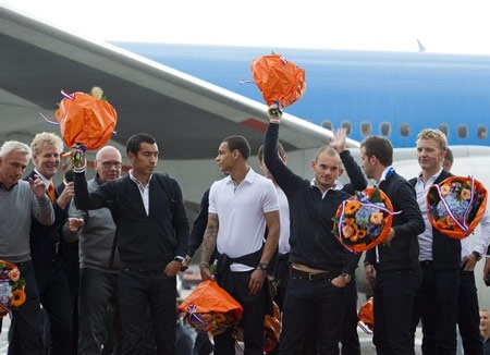 Nỗi buồn của ĐT Hà Lan khi trở về nước - 6 Nỗi buồn của ĐT Hà Lan khi trở về nước - 6