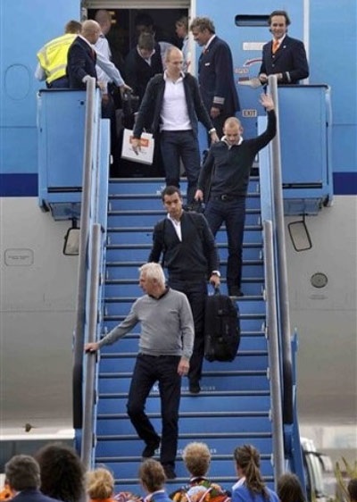 Nỗi buồn của ĐT Hà Lan khi trở về nước - 2 Nỗi buồn của ĐT Hà Lan khi trở về nước - 2