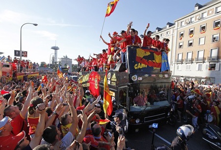 Biển người chào đón Tây Ban Nha ngày trở về - 7 Biển người chào đón Tây Ban Nha ngày trở về - 7