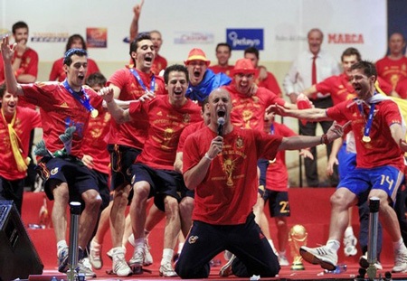 Biển người chào đón Tây Ban Nha ngày trở về - 1 Biển người chào đón Tây Ban Nha ngày trở về - 1