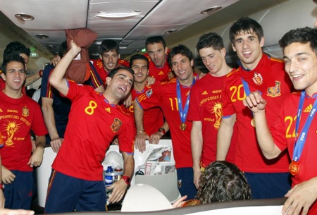 Biển người chào đón Tây Ban Nha ngày trở về - 4 Biển người chào đón Tây Ban Nha ngày trở về - 4