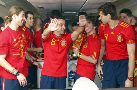Biển người chào đón Tây Ban Nha ngày trở về - 5 Biển người chào đón Tây Ban Nha ngày trở về - 5