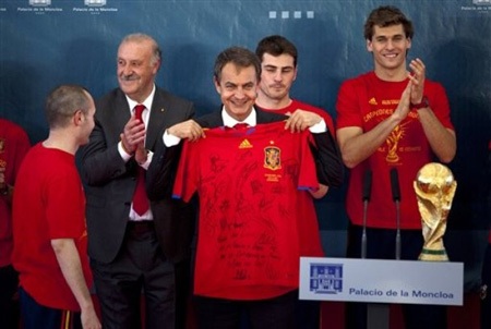 Biển người chào đón Tây Ban Nha ngày trở về - 16 Biển người chào đón Tây Ban Nha ngày trở về - 16