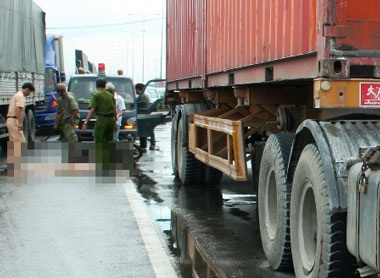 Tông vào đuôi container, một người tử nạn - 1