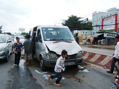 Tông vào đuôi container, một người tử nạn - 2