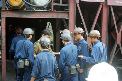 Tụt nóc lò, 2 công nhân mắc kẹt dưới lòng đất - 1