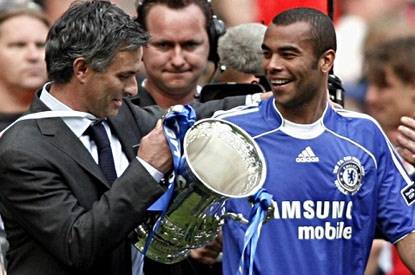 Casillas tiết lộ Ashley Cole sắp gia nhập Real Madrid - 1