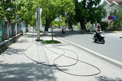 TP Huế: Dây cáp “giăng trận” trên đường phố  - 2