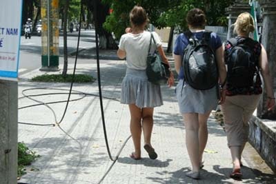 TP Huế: Dây cáp “giăng trận” trên đường phố  - 1