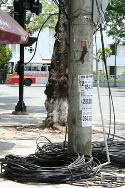 TP Huế: Dây cáp “giăng trận” trên đường phố  - 3