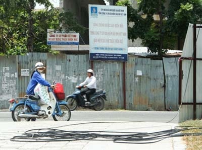 TP Huế: Dây cáp “giăng trận” trên đường phố  - 5