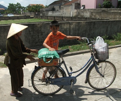 50 suất quà đến với cựu TNXP Làng Lòi - 7