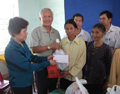 50 suất quà đến với cựu TNXP Làng Lòi - 4