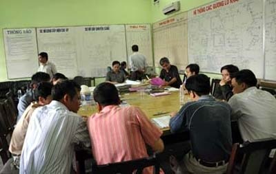 Tụt nóc lò, 2 công nhân mắc kẹt dưới lòng đất - 2