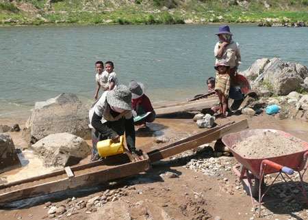 Sập hầm đào vàng, 4 người chết và bị thương - 1