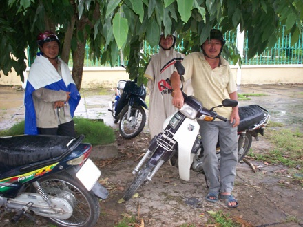 Sóc Trăng: Cha đội mưa chờ con thi - 2