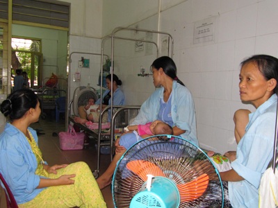 Nắng nóng, nhiều trẻ em nhập viện vì co giật - 1