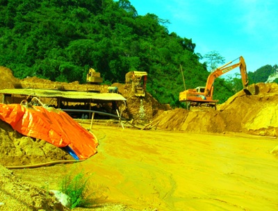 Cận cảnh xã nghèo bị “nước đỏ” tấn công  - 2