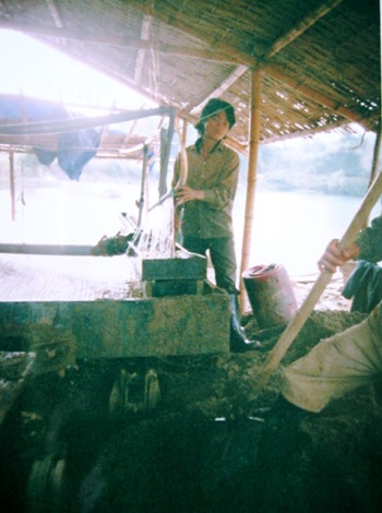 Cận cảnh xã nghèo bị “nước đỏ” tấn công  - 3