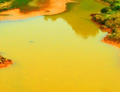 Cận cảnh xã nghèo bị “nước đỏ” tấn công  - 6