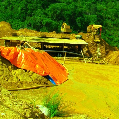 Cận cảnh xã nghèo bị “nước đỏ” tấn công  - 7