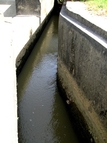 Cận cảnh xã nghèo bị “nước đỏ” tấn công  - 5