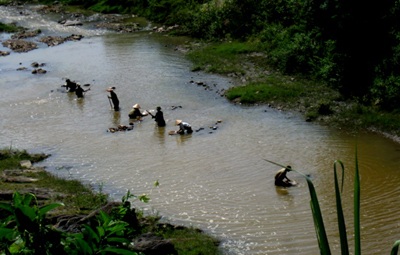 Cận cảnh xã nghèo bị “nước đỏ” tấn công  - 4
