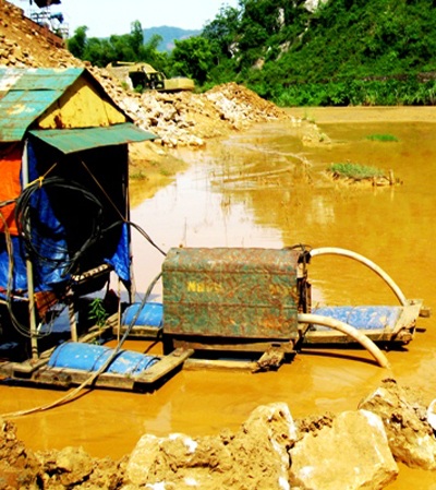 Cận cảnh xã nghèo bị “nước đỏ” tấn công  - 10