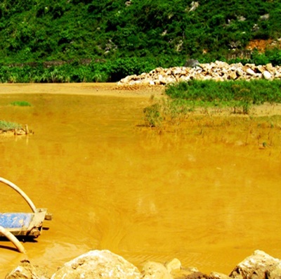 Cận cảnh xã nghèo bị “nước đỏ” tấn công  - 11