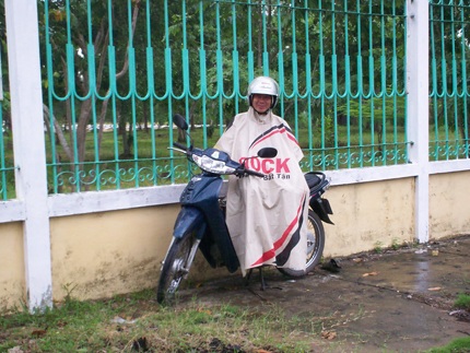 Sóc Trăng: Cha đội mưa chờ con thi - 1