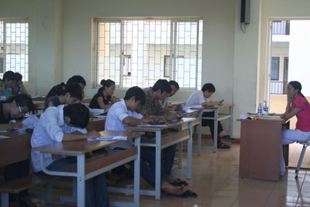Thí sinh sử dụng điện thoại, tài liệu tăng mạnh - 1 Thí sinh sử dụng điện thoại, tài liệu tăng mạnh - 1