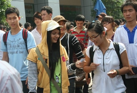 TPHCM: Đề Vật lý dài nhưng không khó, đề Sinh “dễ thở” - 1