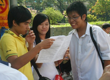 TPHCM: Đề Vật lý dài nhưng không khó, đề Sinh “dễ thở” - 3