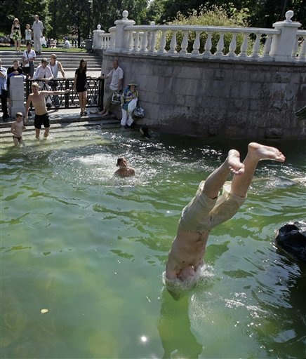 Nga báo động vì nắng nóng kinh hoàng nhất 130 năm qua - 2 Nga báo động vì nắng nóng kinh hoàng nhất 130 năm qua - 2