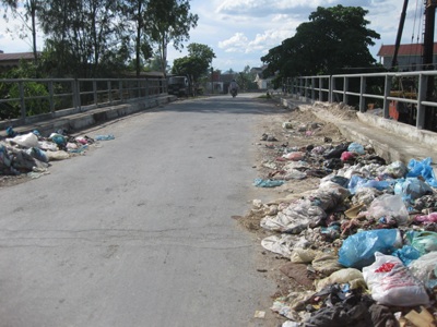 Cầu tiền tỷ trở thành bãi xả rác - 1