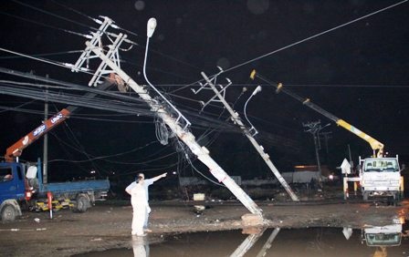 Gió lốc "hạ gục" hơn chục cột điện giữa thành phố - 1