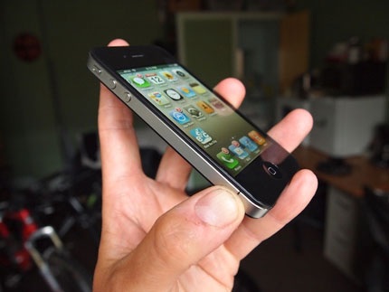 Apple ra mắt phần mềm sửa lỗi sóng cho iPhone 4 - 1 Apple ra mắt phần mềm sửa lỗi sóng cho iPhone 4 - 1