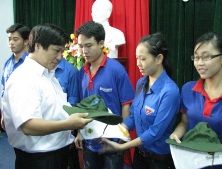 Bạn trẻ náo nức ra quân chiến dịch Mùa hè xanh 2010 - 2 Bạn trẻ náo nức ra quân chiến dịch Mùa hè xanh 2010 - 2