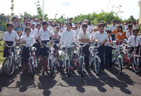 Cần Thơ: Trao 125 xe đạp cho học sinh nghèo hiếu học - 1 Cần Thơ: Trao 125 xe đạp cho học sinh nghèo hiếu học - 1