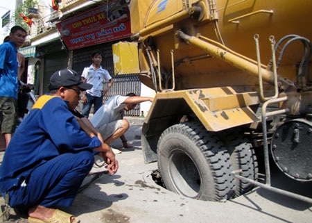 Hà Nội: Xe thoát nước “sập bẫy” đào đường - 1 Hà Nội: Xe thoát nước “sập bẫy” đào đường - 1