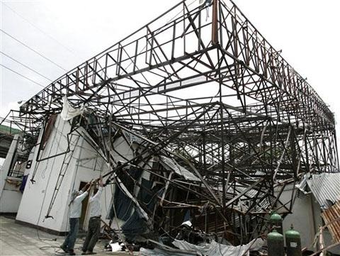 Bão Conson đổ bộ vào Trung Quốc với sức gió 126km/giờ - 1