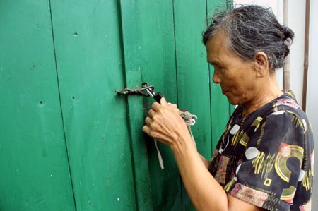 Gian nan vận động người dân đi tránh bão - 6 Gian nan vận động người dân đi tránh bão - 6