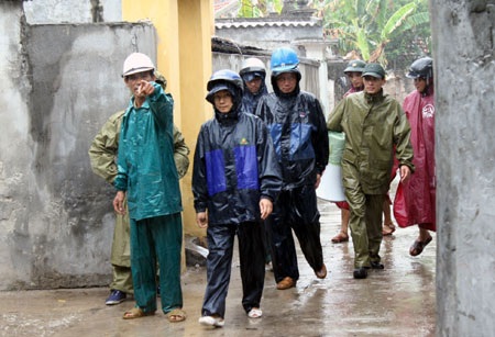 Gian nan vận động người dân đi tránh bão - 7 Gian nan vận động người dân đi tránh bão - 7